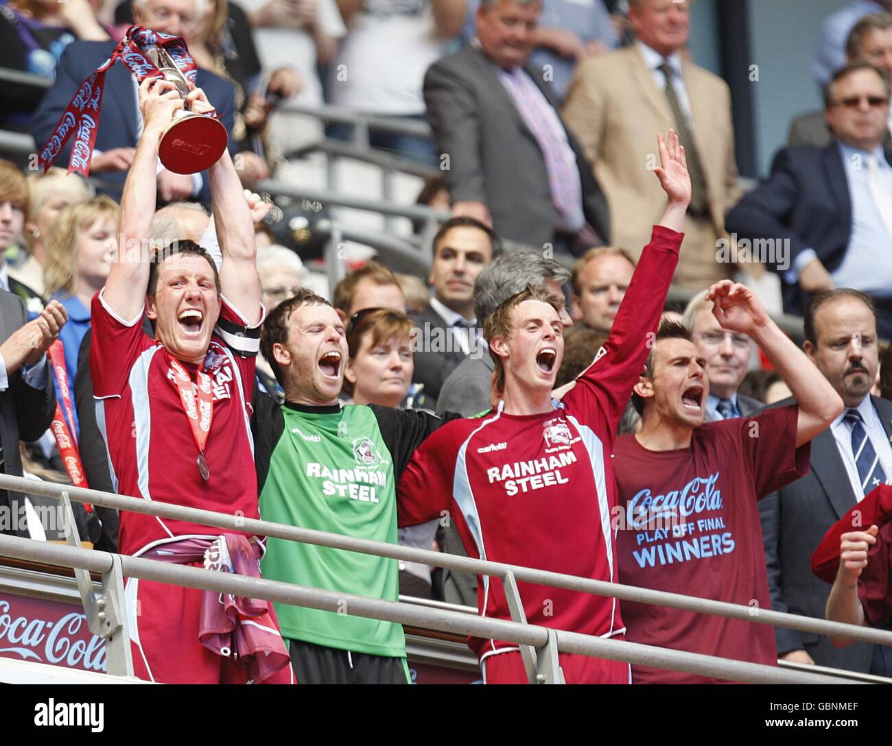 Fußball - Coca-Cola Football League One - Play Off - Finale - Millwall gegen Scunthorpe United - Wembley Stadium. Scunthorpe United Captain Cliff Byrne hebt die Trophäe nach dem letzten Pfiff an. Stockfoto