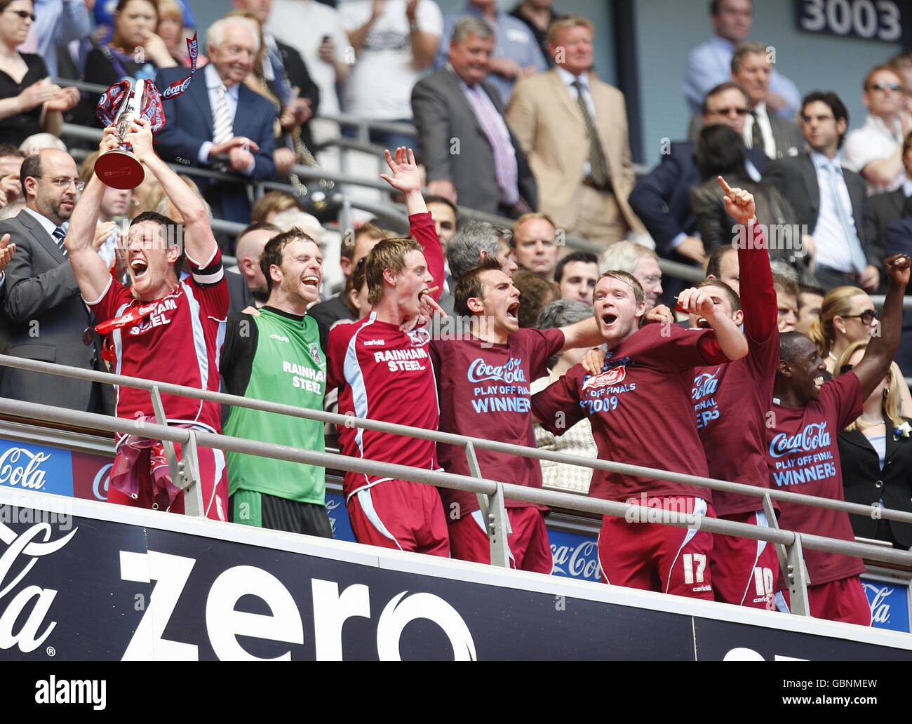 Fußball - Coca-Cola Football League One - Play Off - Finale - Millwall gegen Scunthorpe United - Wembley Stadium. Scunthorpe United Captain Cliff Byrne (links) hebt die Trophäe nach dem letzten Pfiff an. Stockfoto