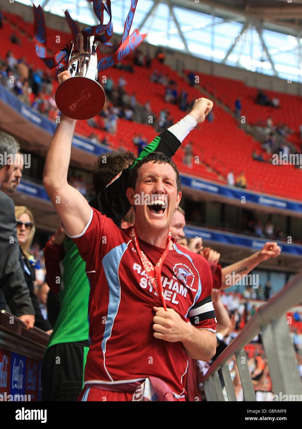 Fußball - Coca-Cola Football League One - Play Off - Finale - Millwall gegen Scunthorpe United - Wembley Stadium. Scunthorpe United Captain Cliff Byrne hebt die Trophäe an Stockfoto