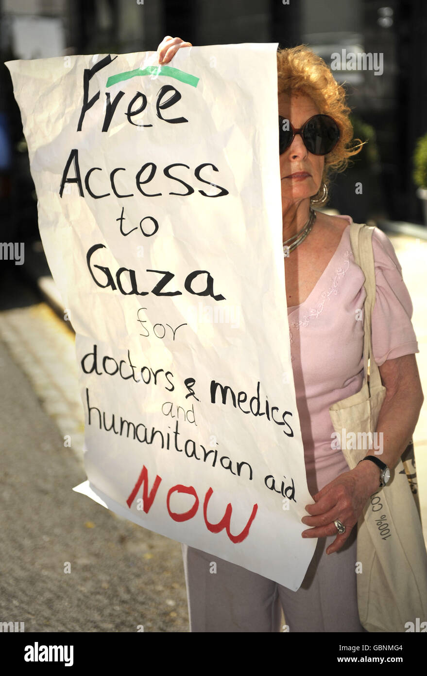 Ein Protestor vor dem Haus des Außenministers David Miliband in Camden, London, rief zu seiner dringenden Intervention zur Unterstützung britischer Mediziner im Hungerstreik an der ägyptischen Grenze zu Gaza auf, nachdem ihm die Erlaubnis zur Einreise in den vom Krieg verwüsteten Küstenstreifen verweigert wurde. Stockfoto