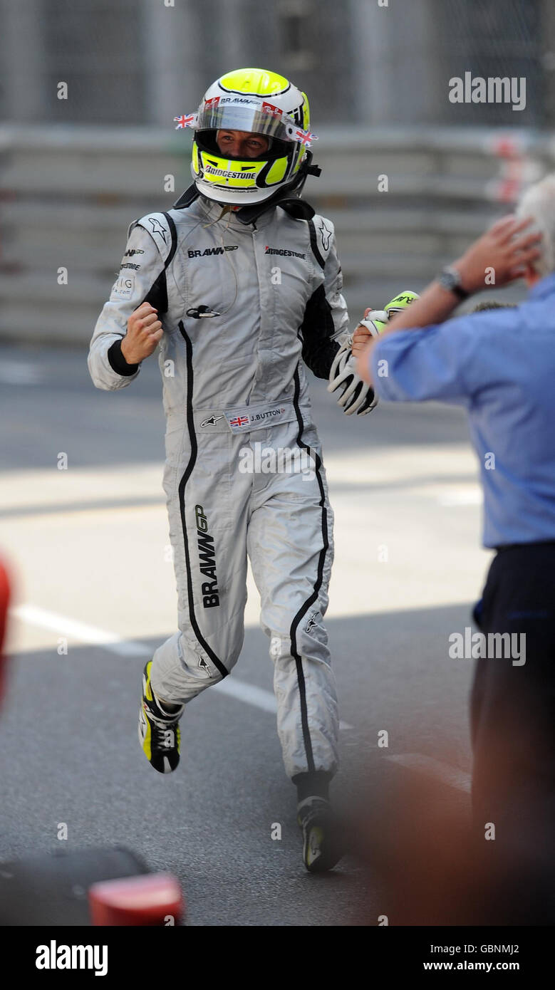 Der Brawn GP-Fahrer Jenson Button läuft das Ziel direkt auf das Podium hinunter, nachdem beim Grand Prix von Monaco auf dem Circuit de Monaco, Monte Carlo, Monaco, der Treibstoff ausgeht. Stockfoto
