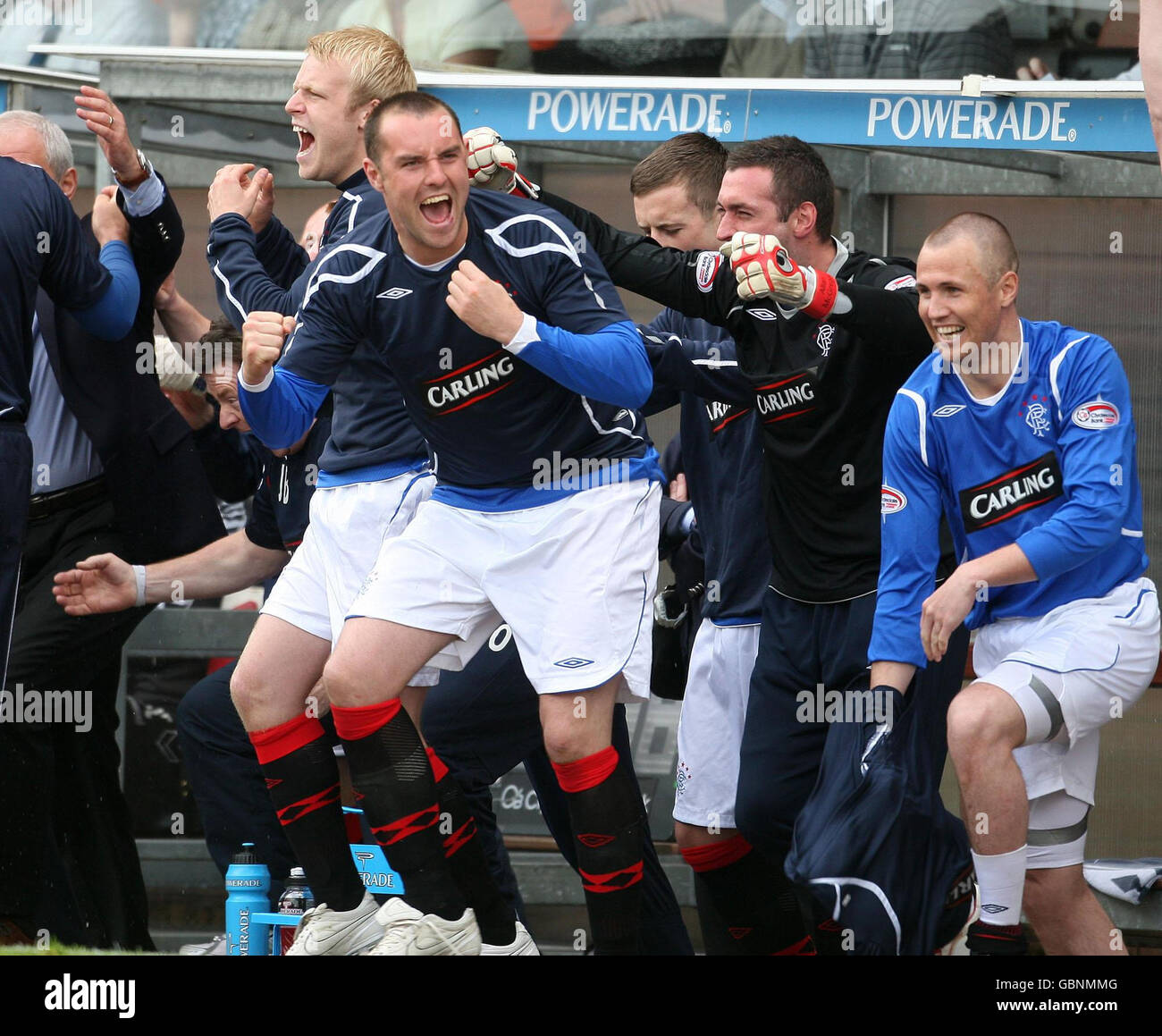 Die Rangers-Spieler Rennen beim Finalpfiff während des Spiels der Clydesdale Bank Premier League im Tannadice Park, Dundee, Schottland, auf den Platz. Stockfoto