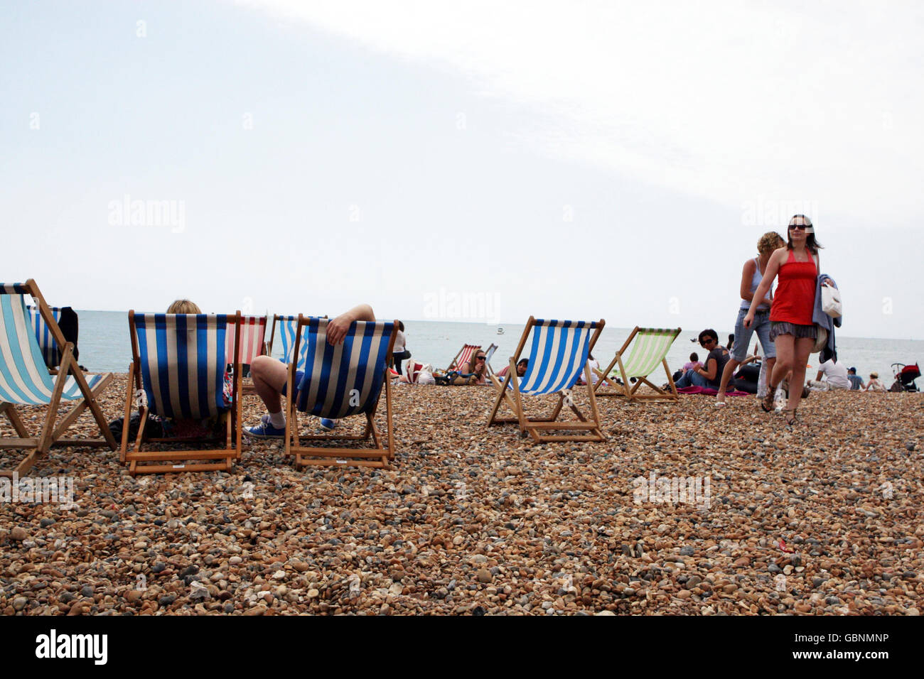 Tausende strömen nach Brighton, Sussex, während Großbritannien sich in warmem Sonnenschein sonnt. Stockfoto