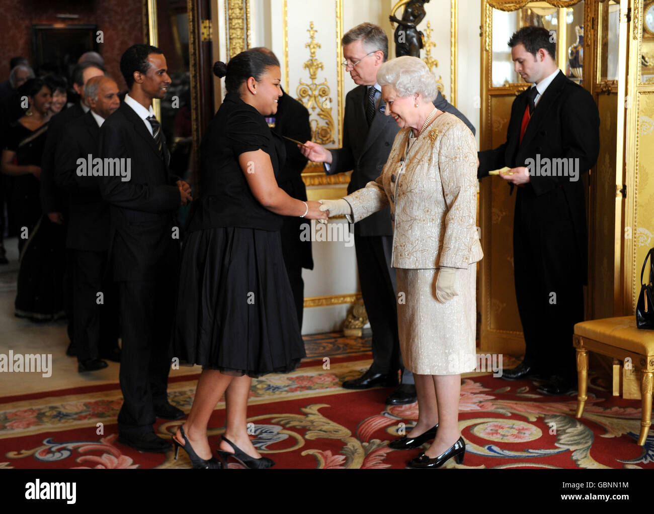 Die britische Königin Elizabeth II. Spricht mit Gästen, während sie einen Empfang anlässlich des 60. Jahrestages der Commonwealth London Declaration im Buckingham Palace, London, veranstaltet. Stockfoto