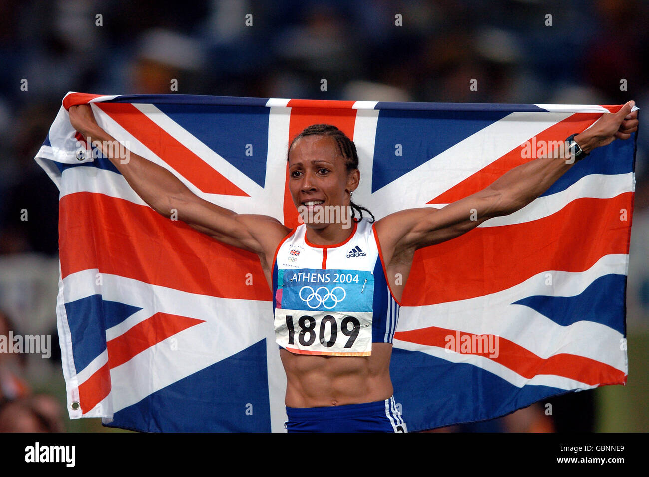 Leichtathletik - Olympische Spiele 2004 in Athen - 800 m der Frauen - Finale. Die britische Kelly Holmes winkt den Fans zu, als sie die Goldmedaille feiert Stockfoto