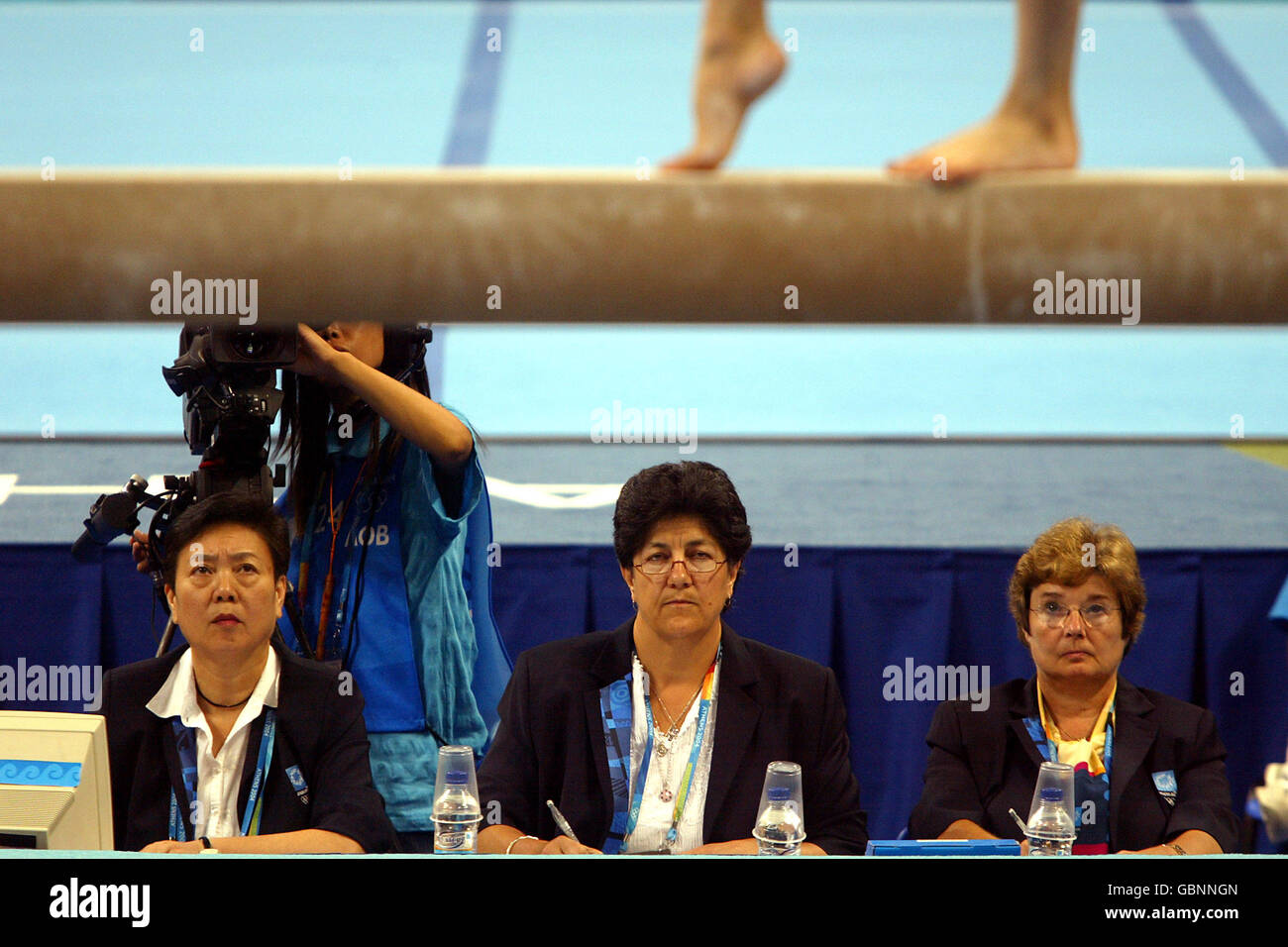 Gymnastik - Olympische Spiele 2004 In Athen - Apparat Finals. Die Richter beobachten die Aktion vom Beam aus sorgfältig Stockfoto