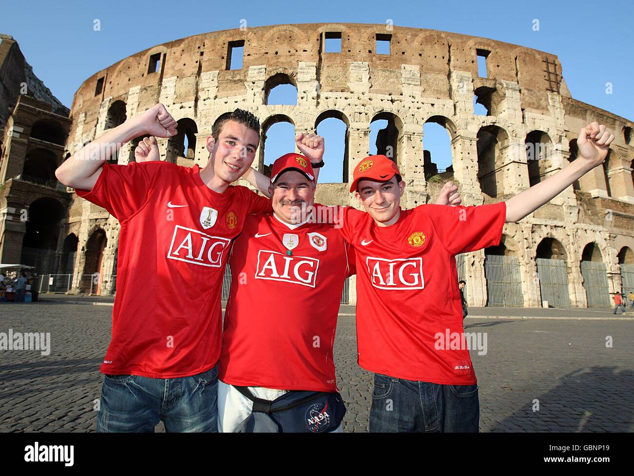 Fußball - UEFA Champions League - Finale - Barcelona / Manchester United - Vorschau. Manchester United Fans Nick Andrews (Mitte) mit den Söhnen Tom (links) und Phil (rechts) aus Nordwales vor dem Kolosseum in Rom Stockfoto
