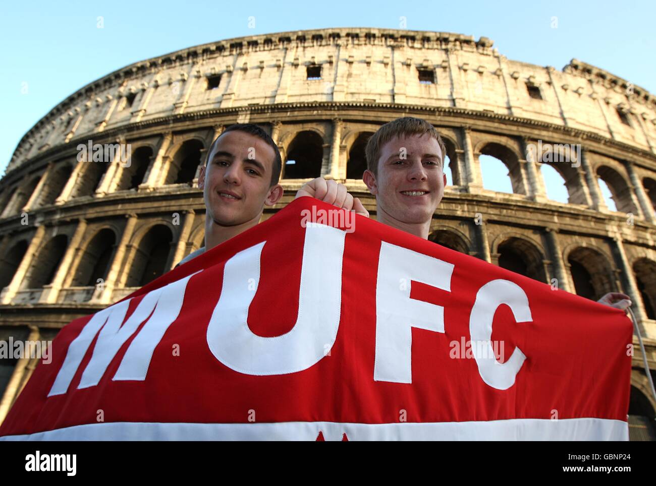 Fußball - UEFA Champions League - Finale - Barcelona / Manchester United - Vorschau. Manchester United Fans Josh und Thomas Mills aus Manchester vor dem Kolosseum in Rom Stockfoto