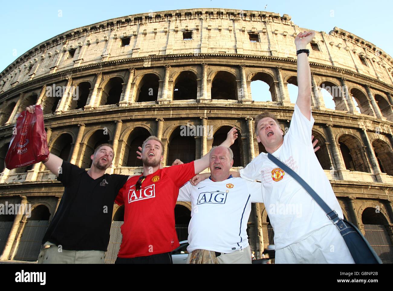 Fußball - UEFA Champions League - Finale - Barcelona / Manchester United - Vorschau. Manchester United Fans vor dem Kolosseum in Rom Stockfoto
