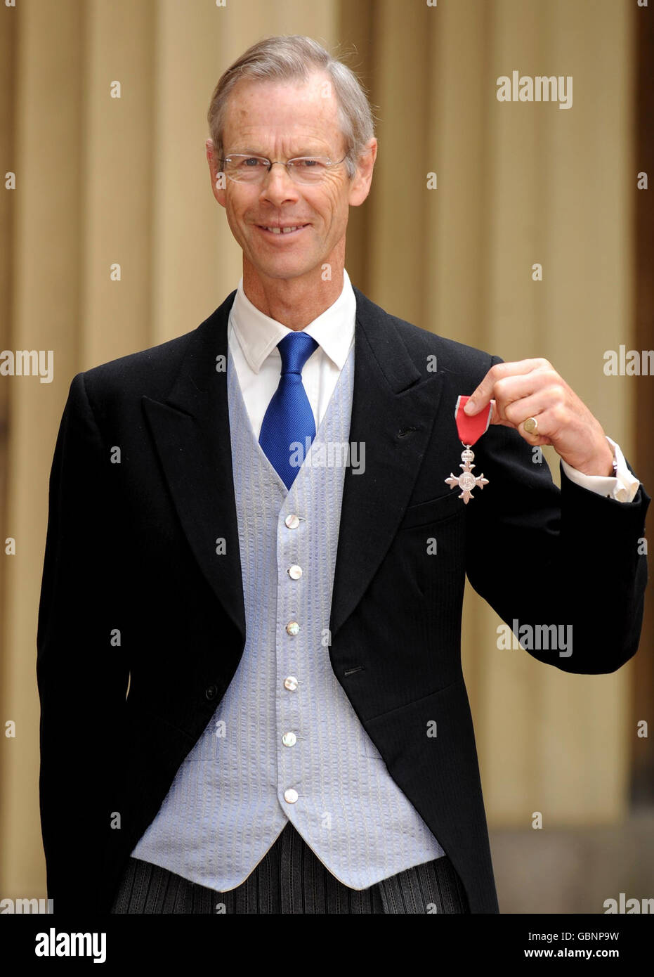 Cricket-Kommentator und Schriftsteller Christopher Martin Jenkins posiert vor dem Buckingham Palace mit seinem MBE, präsentiert vom Prince of Wales, London. Stockfoto