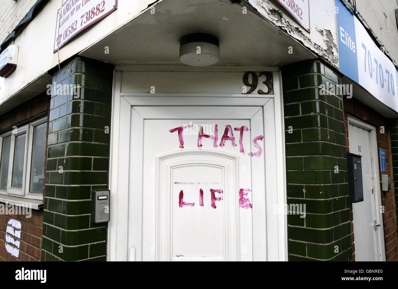 Allgemeine Sicht auf Graffiti an der Eingangstür des Wahlkreisbüros der Labour-Abgeordneten Margaret Moran von Luton South, die sagte, sie werde zurücktreten und sich beschwert, dass die Wut über ihre Behauptung "22,500 Trockenfäule" ihre Gesundheit geschädigt habe. Stockfoto