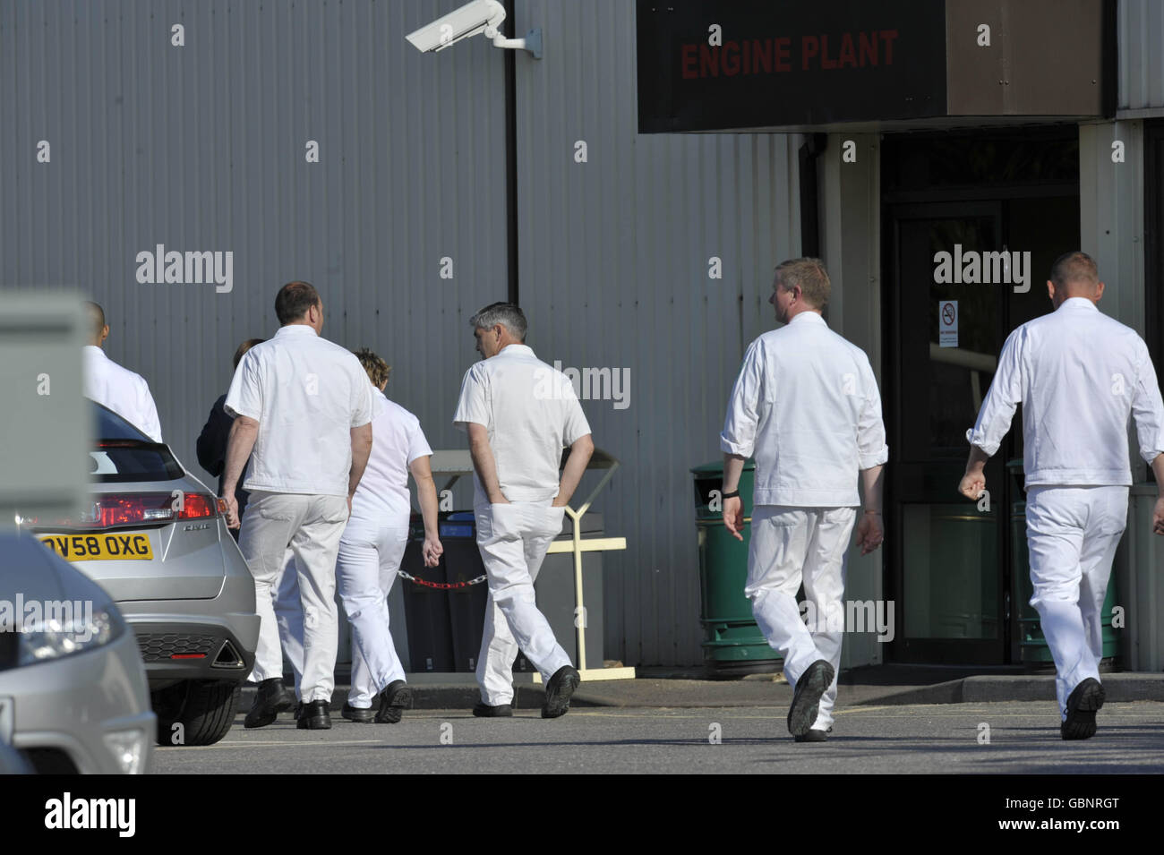 Die Arbeiter laufen am Motorenwerk im Honda-Werk in Swindon vorbei. Tausende von Autoarbeitern werden heute nach einer viermonatigen Entlassung in einem der größten Werke Großbritanniens ihre Produktion wieder aufnehmen. Stockfoto