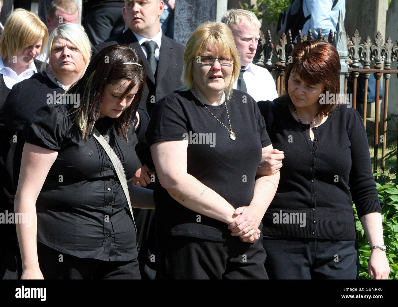 Evelyn McDaid (Mitte) wird bei der Beerdigung ihres Mannes Kevin McDaid, Coleraine Co Londonderry, von ihrer Familie getröstet. Stockfoto