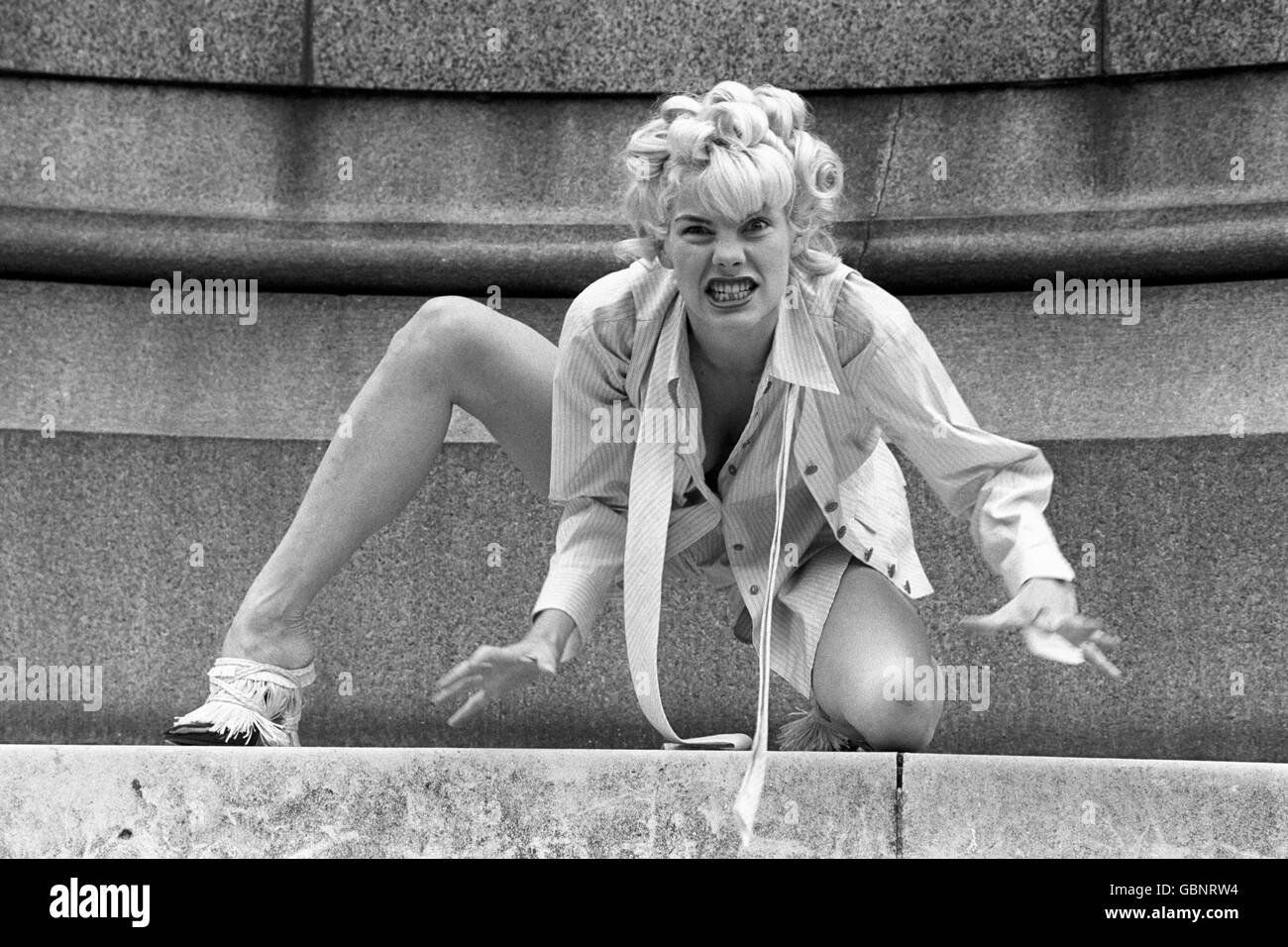 Sarah Stockbridge modelliert Boxershorts, Hemd, Weste und Krawatte-Outfit aus blau gestreifter Baumwolle, entworfen von Vivienne Westwood, nominiert für die British Fashion Awards 1989 Stockfoto