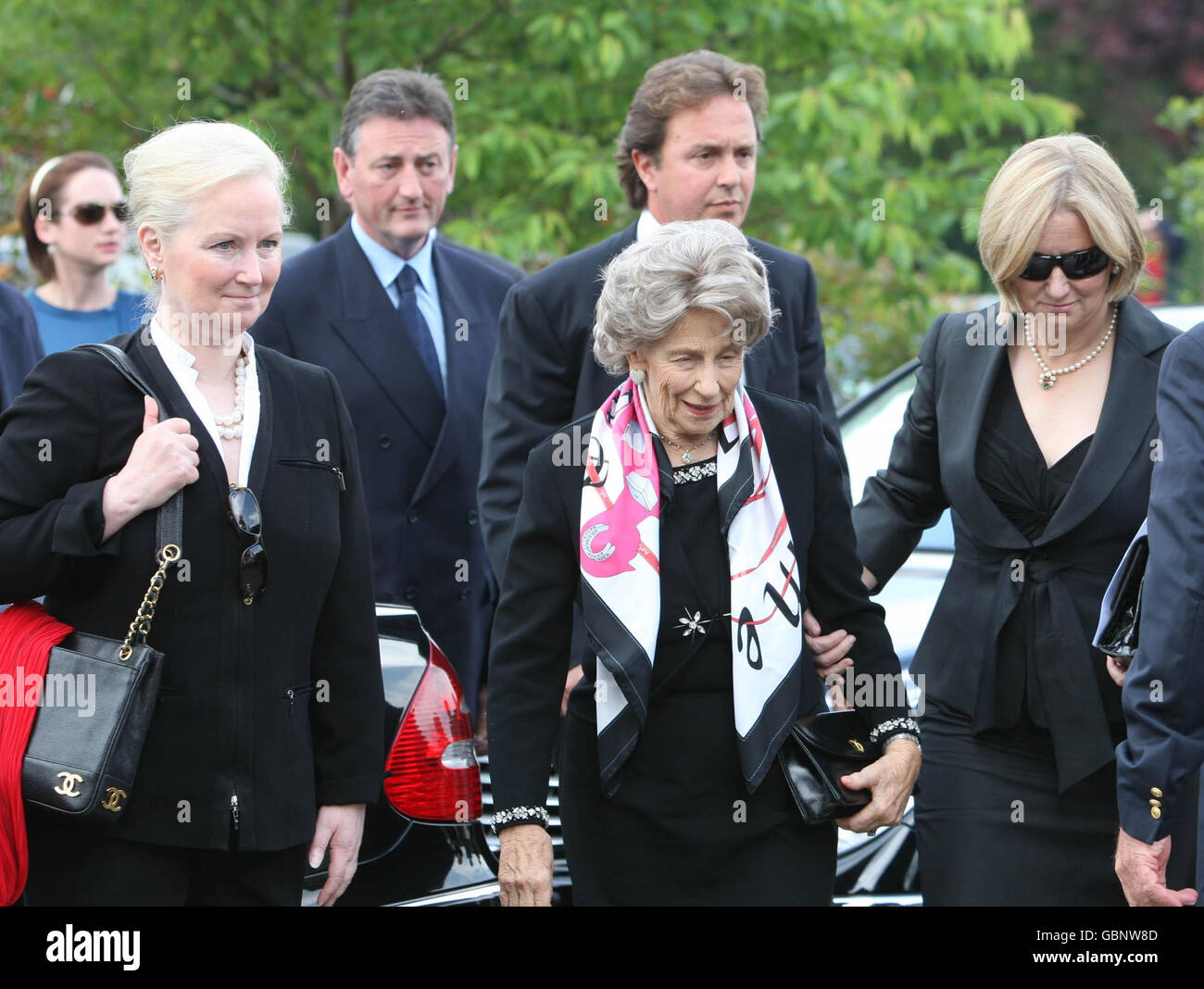 (Links - rechts) Jane Myers Husten, Jacqueline O'Brien, Charles O'Brien und Elizabeth McClory bei der Beerdigung des legendären Pferdetrainers Vincent O'Brien in der St. Conleth's Church, Newbridge County Kildare. Stockfoto