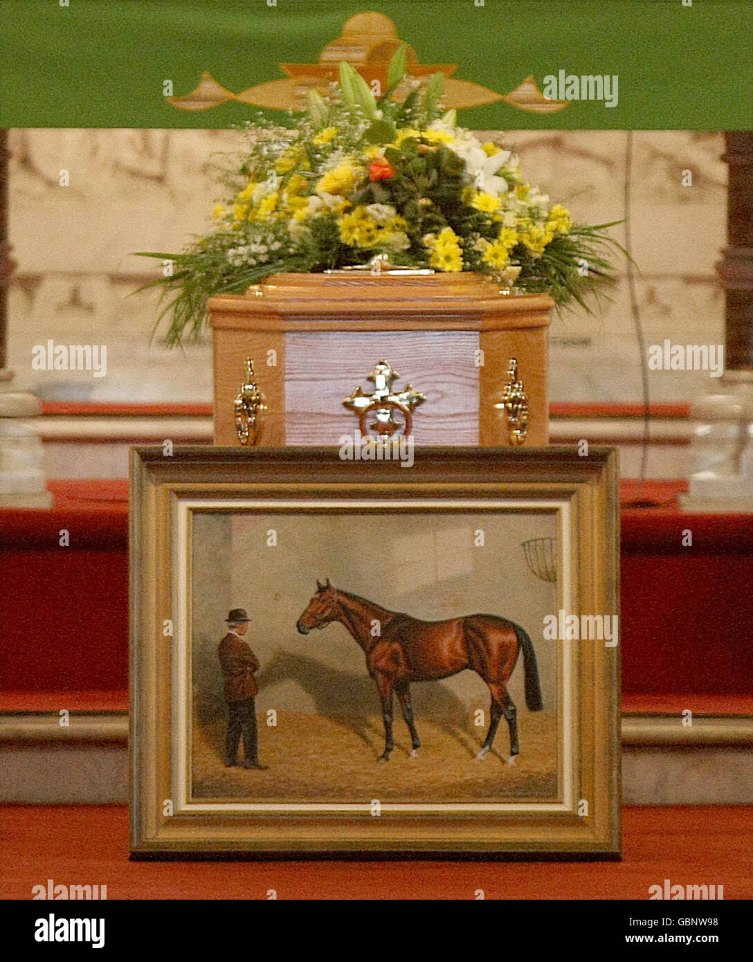 Ein Gemälde des Pferdes Nijinsky liegt vor dem Sarg von Vincent O'Brien während seiner Beerdigung in der St. Conleth's Church, Newbridge County Kildare. Stockfoto