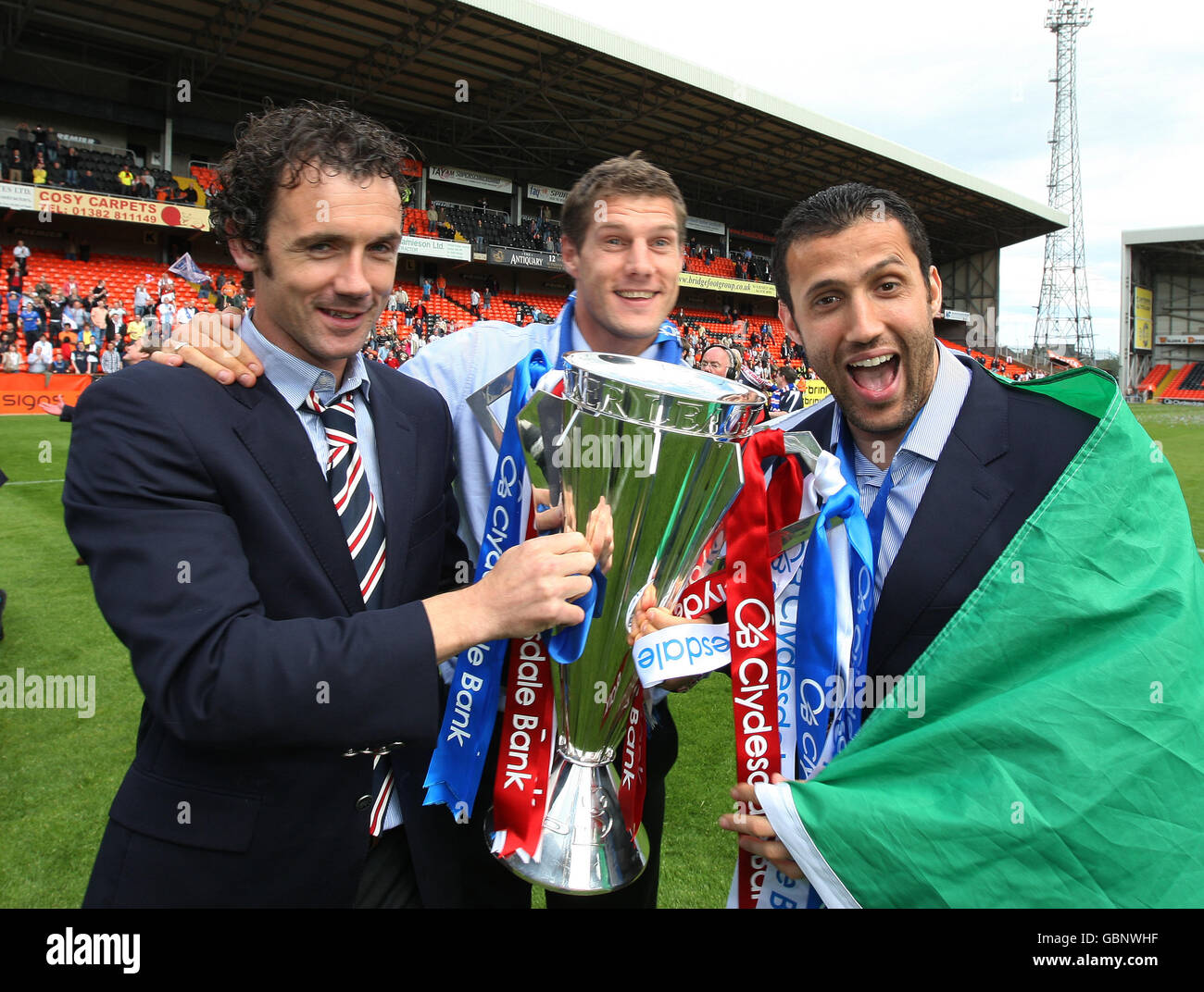 Christian Dailly (links), Andrius Velicka und Brahim Hemdani (rechts) der Rangers feiern mit der SPL-Trophäe Stockfoto