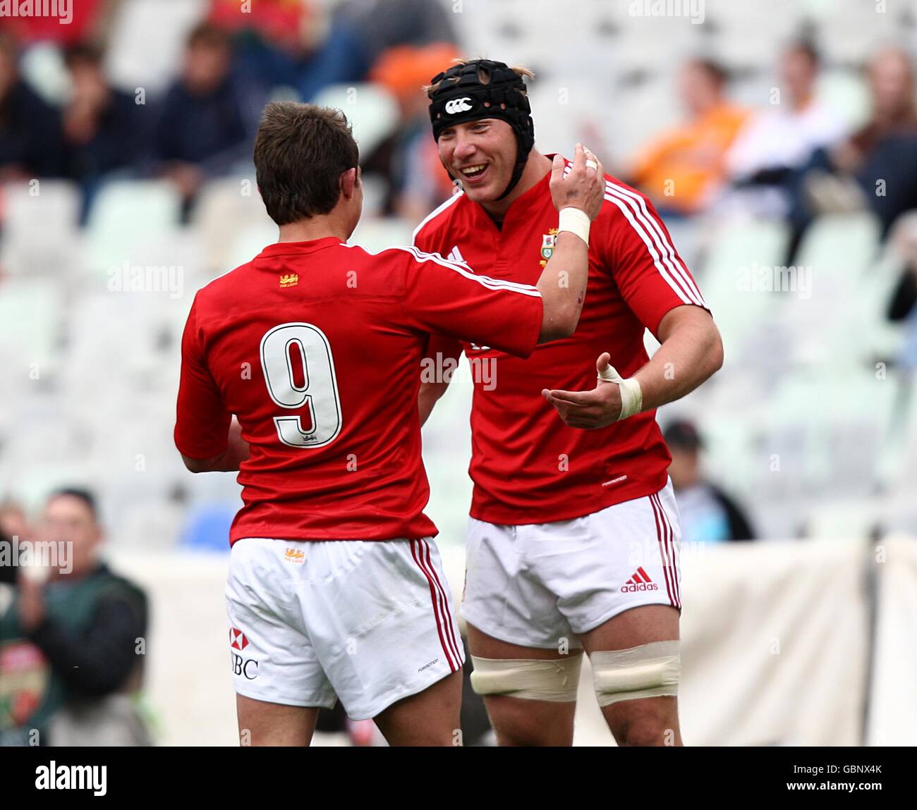 Stephen Ferris (rechts) von den britischen und irischen Lions feiert mit dem Team Kumpel Harry Ellis, nachdem er den Eröffnungversuch von erzielt hat Das Spiel Stockfoto