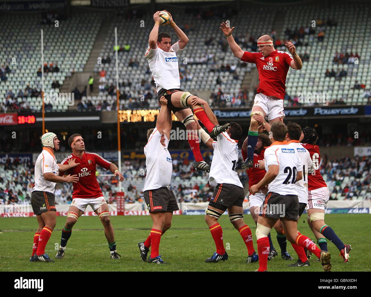 Rugby Union - Tour Match - Geparden gegen britische und irische Löwen - Vodacom Park. Die Free State Geparden und die britischen und irischen Lions Spieler bestreiten eine Line-Out-Position Stockfoto