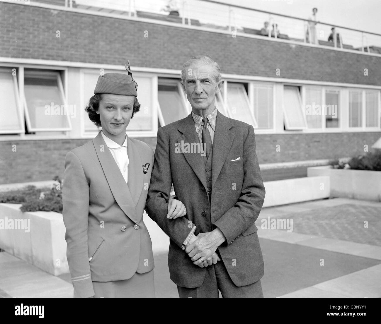 Susan Cramsie, Stewardess der British European Airways, am Flughafen London mit ihrem Vater, dem Rennpferdetrainer JRB Cramsie. Sie wurde schwer verletzt, als eine Bombe in einem von Paris gebundenen Viking Airliner explodierte. Stockfoto