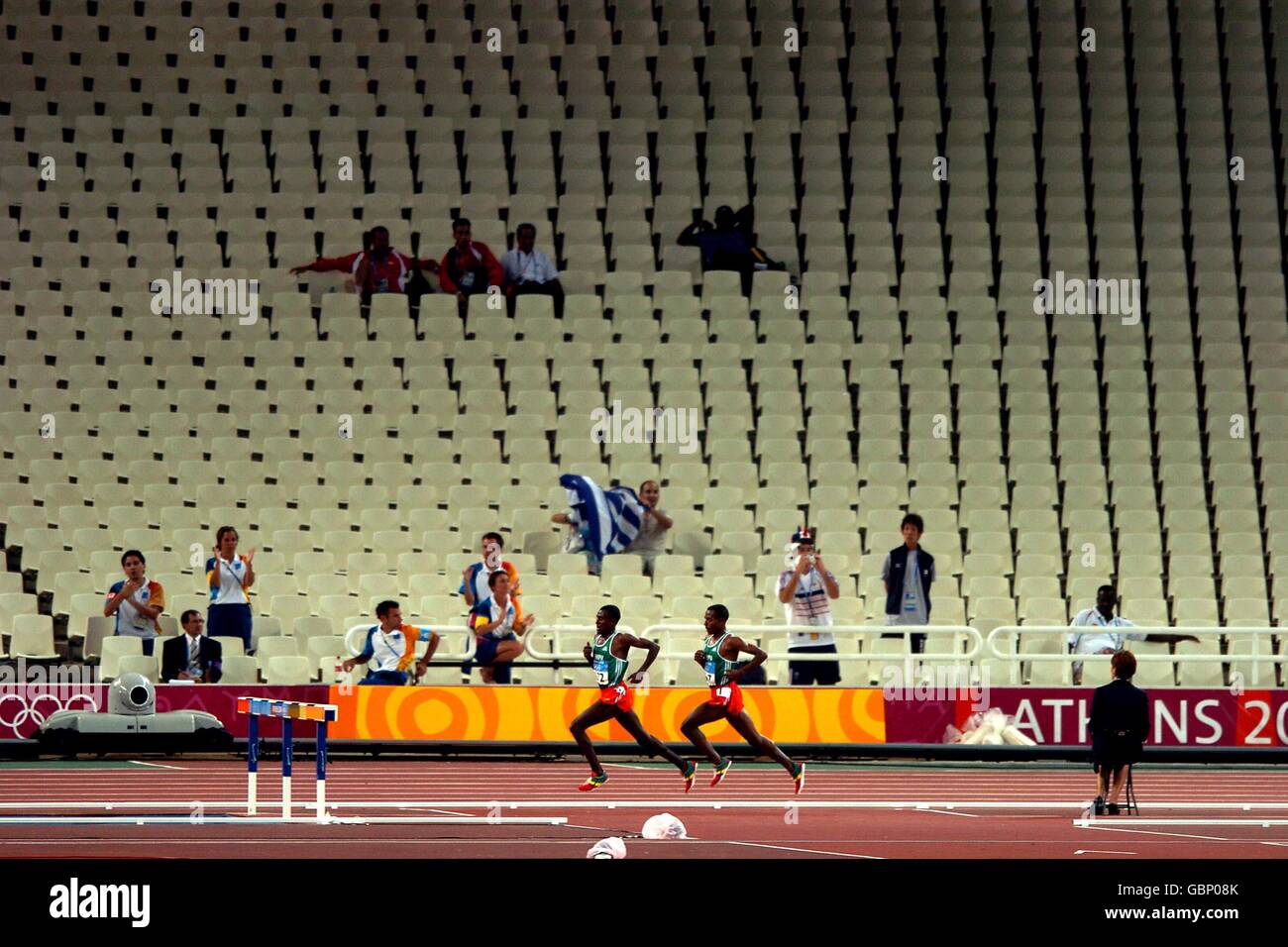 Leichtathletik - Olympische Spiele 2004 in Athen - 10.000 m der Männer - Finale. Leere Plätze im Olympiastadion während des Finales Stockfoto