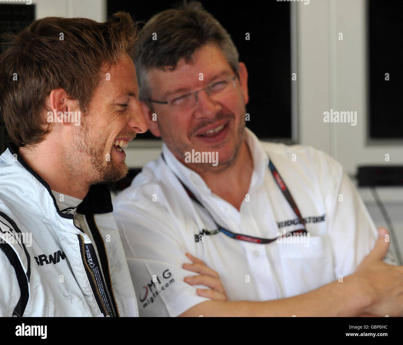 Brawn GP's Jenson Button (links) und Ross Brawn teilen einen Witz während einer Trainingseinheit auf dem Circuit de Monaco, Monte Carlo, Monaco. Stockfoto