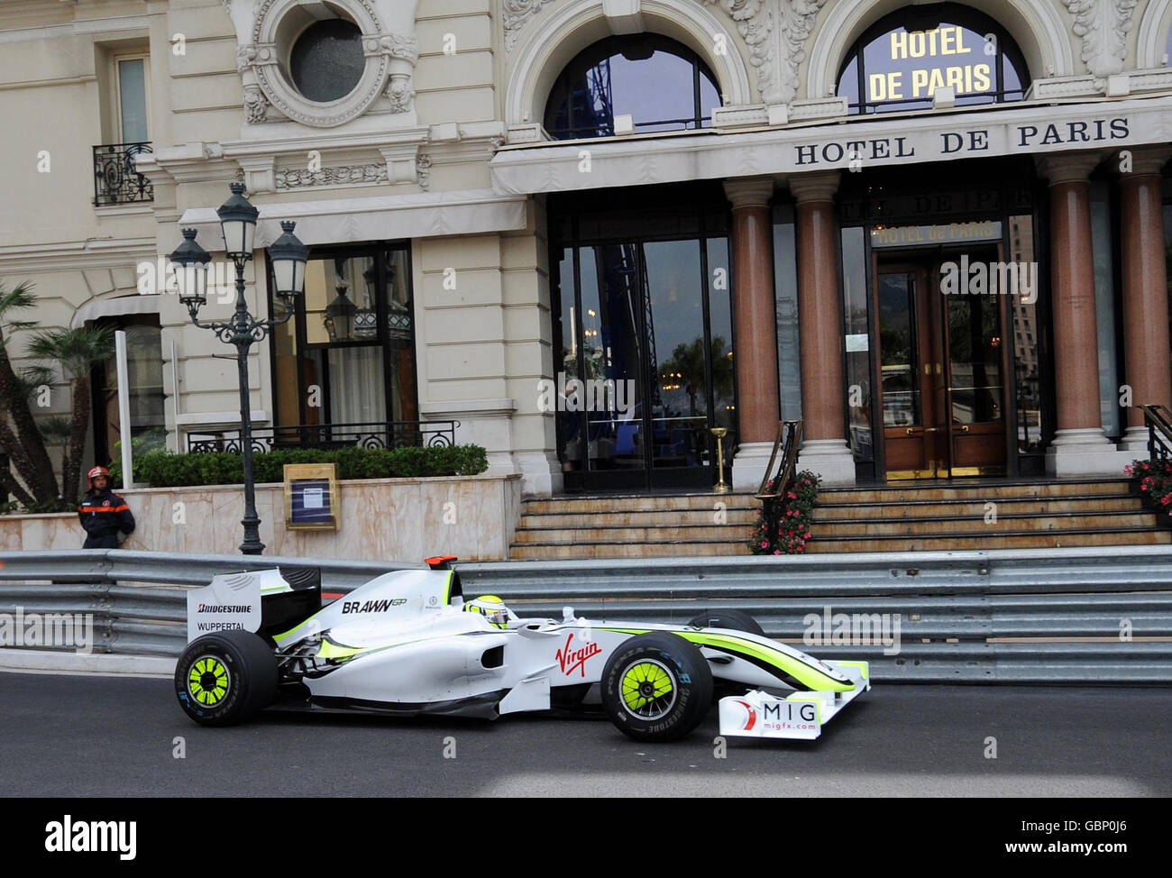 Der Jenson Button des Brawn GP fliegt während eines Trainings auf dem Circuit de Monaco, Monte Carlo, Monaco, am Hotel De Paris vorbei. Stockfoto