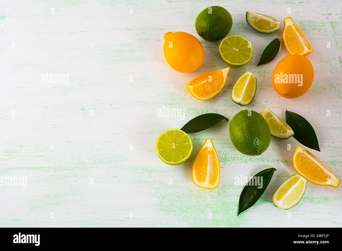Zitrusfrüchte-mix auf hellgrünem Hintergrund. Gesunde Ernährung-Konzept mit Limette und Zitrone. Frische vegetarische Nahrung. Stockfoto