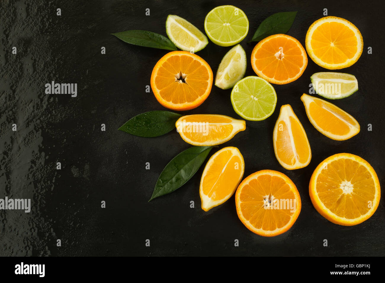 Gesunde Ernährung-Konzept mit Lime, Orange und Zitrone. Frische vegetarische Nahrung. Frisches gemischtes Obst. Obst-Hintergrund. Stockfoto