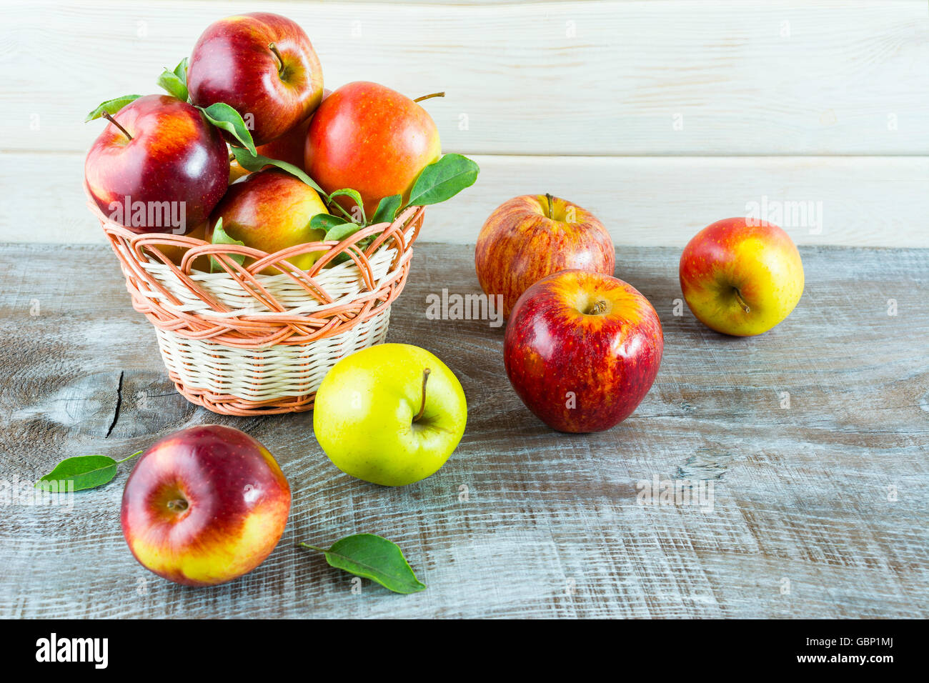 Reife frische Äpfel im Weidenkorb. Frisches Obst. Frische Äpfel. Gesunde Ernährung. Gesunde Ernährung. Vegetarisches Essen. Stockfoto