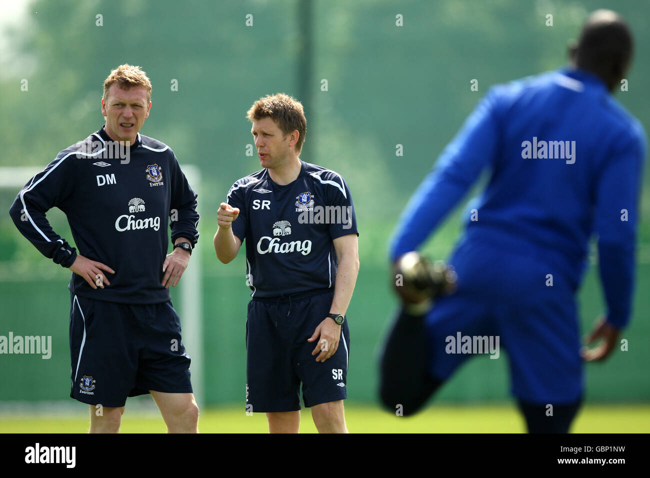 Fußball - Everton Media Day - Finch Farm Training Complex. Evertons Manager David Moyes und sein Assistent Steve Round während einer Trainingseinheit vor dem FA Cup Final Clash mit Chelsea Stockfoto