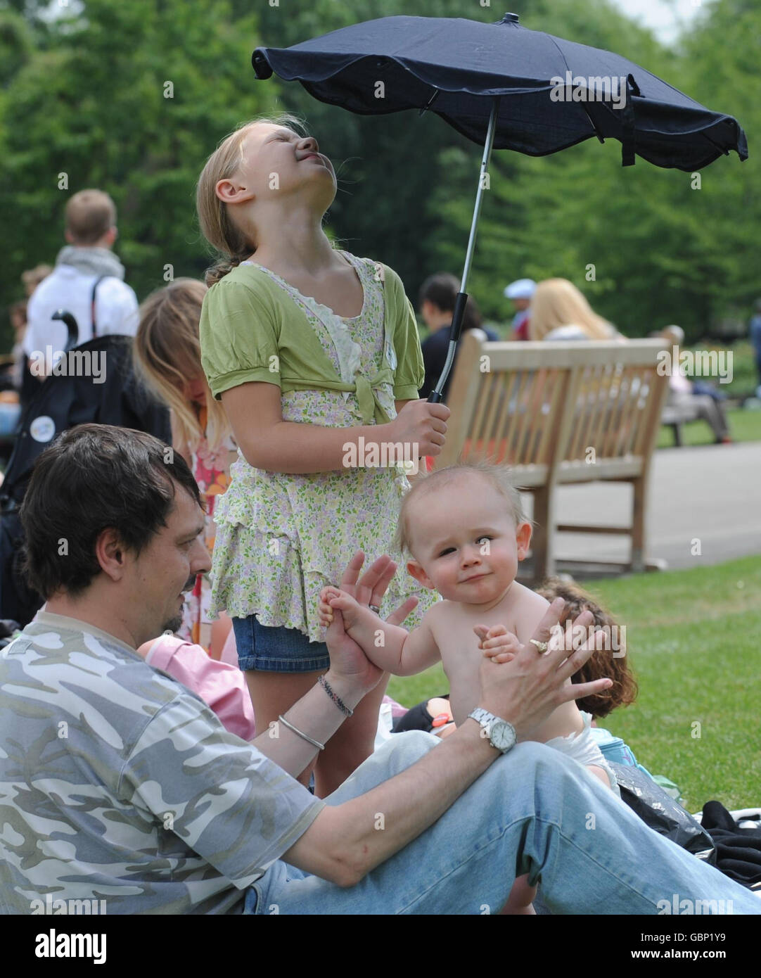 Mitglieder der Öffentlichkeit genießen heute die Sonne im Londoner Regent's Park, wo sie an einem Weltrekord-Picknick im Rahmen der ersten National Family Week Großbritanniens teilgenommen haben. Stockfoto