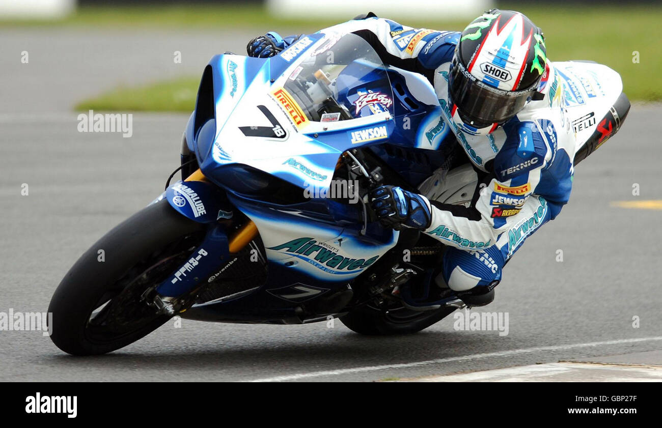 Moto - VISK British Superbike Championship - Donington Park. James Ellison von Kendal nimmt während des VISK British Superbike Championship-Rennens im Donington Park, Castle Donington, den zweiten Platz ein. Stockfoto