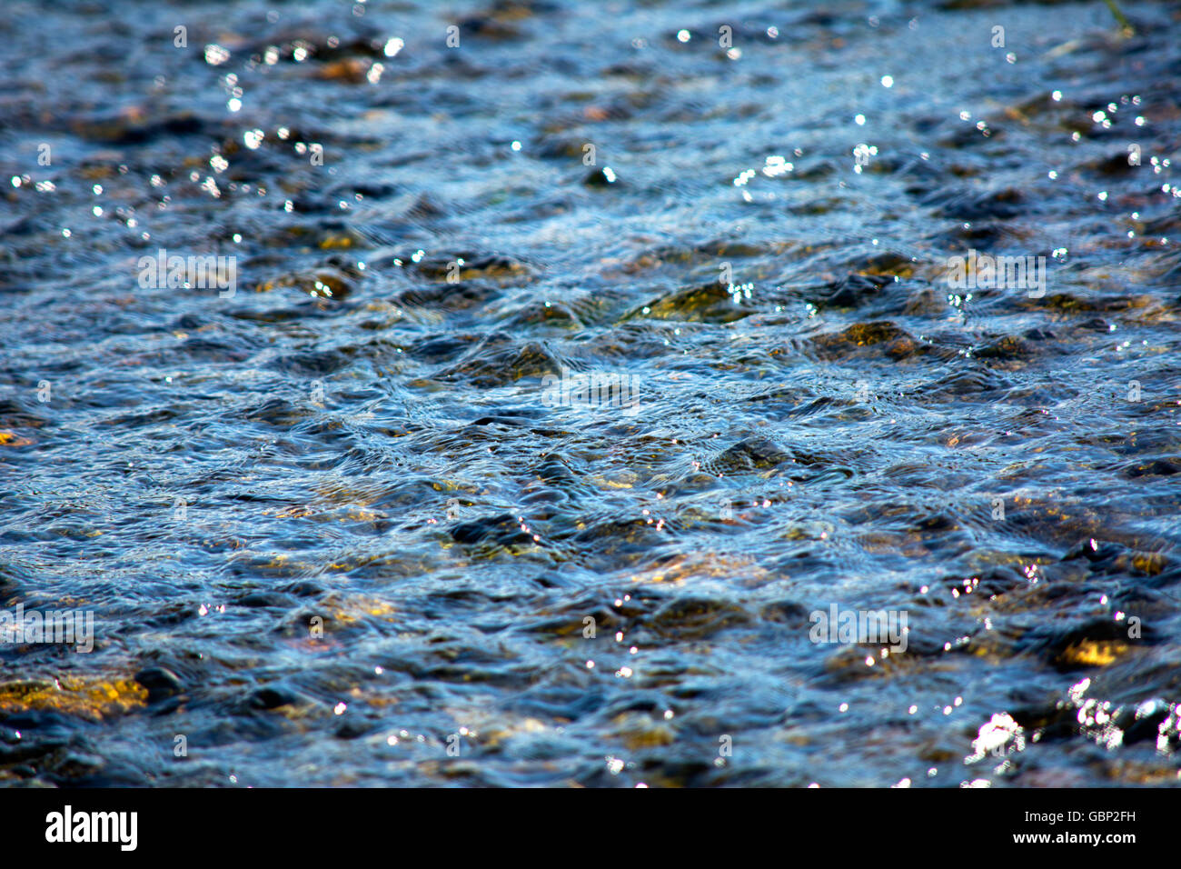 Wellen auf dem Wasser des Gebirgsflusses. Blauwasser Oberflächenstruktur Hintergrund Stockfoto