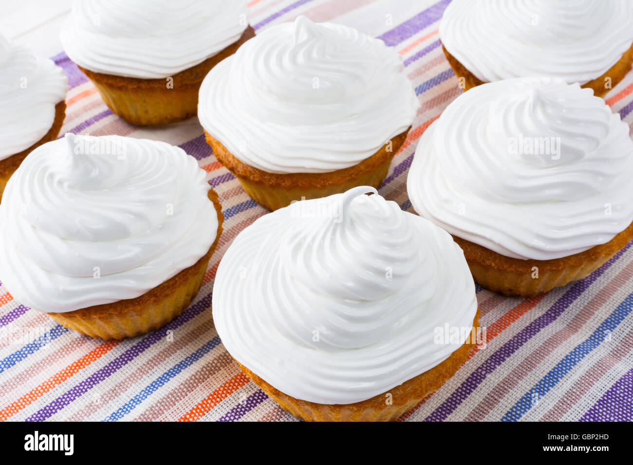 Weiße Cupcakes auf Leinen Serviette oben anzeigen. Süße Gourmet-Dessert. Hausgemachte Muffins mit Schlagsahne. Stockfoto
