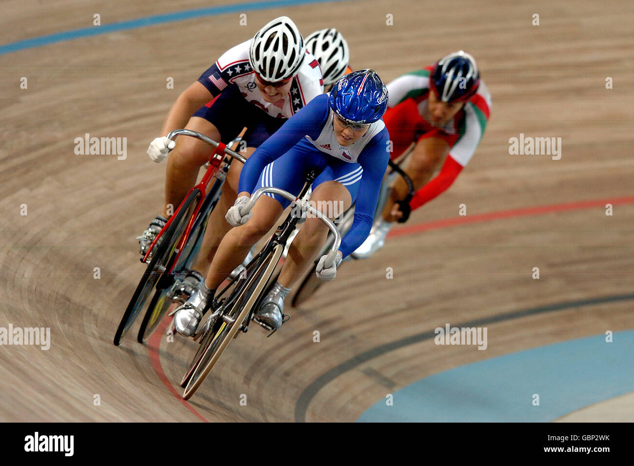 Radfahren - Olympische Spiele 2004 in Athen - Sprint der Frauen - Rennen um den 9. - 12. Platz. Die britische Victoria Pendleton führt das Rennen an Stockfoto