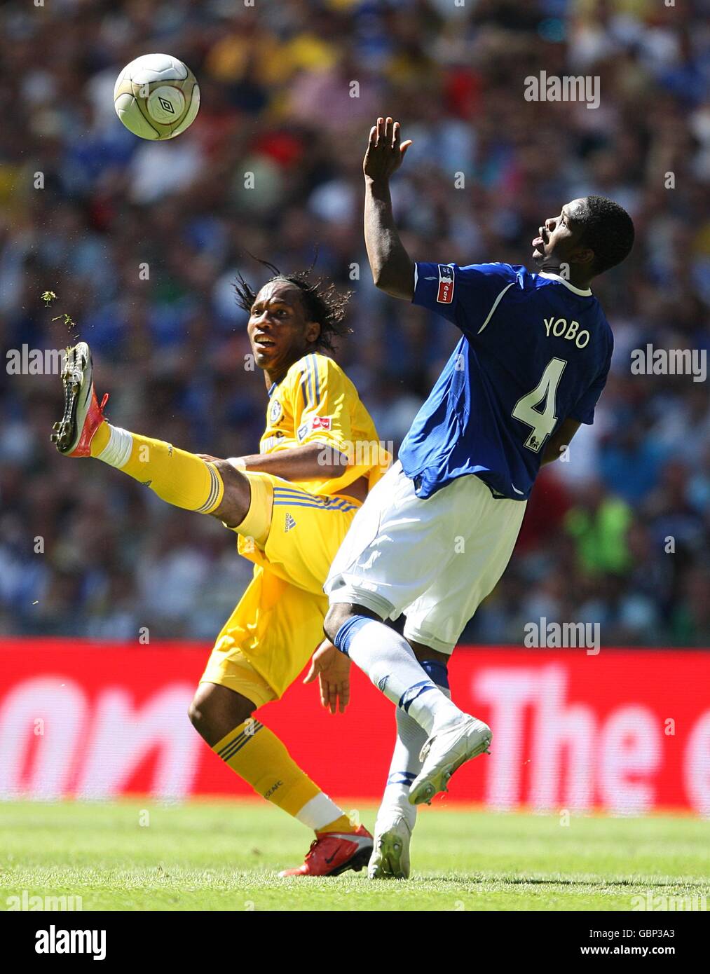 Fußball - FA Cup - Finale - Chelsea gegen Everton - Wembley Stadium. Evertons Joseph Yobo (rechts) und Chelseas Didier Drogba (links) kämpfen um den Ball Stockfoto