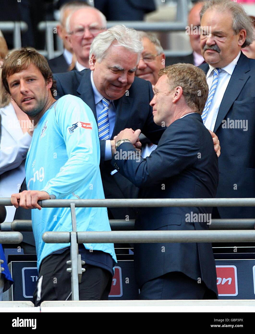 Fußball - FA Cup - Finale - Chelsea gegen Everton - Wembley Stadium. Bill Kenwright, Vorsitzender von Everton, gibt Manager David Moyes einen Handschlag, als er seine Medaille für die Verlierer einsammelt Stockfoto