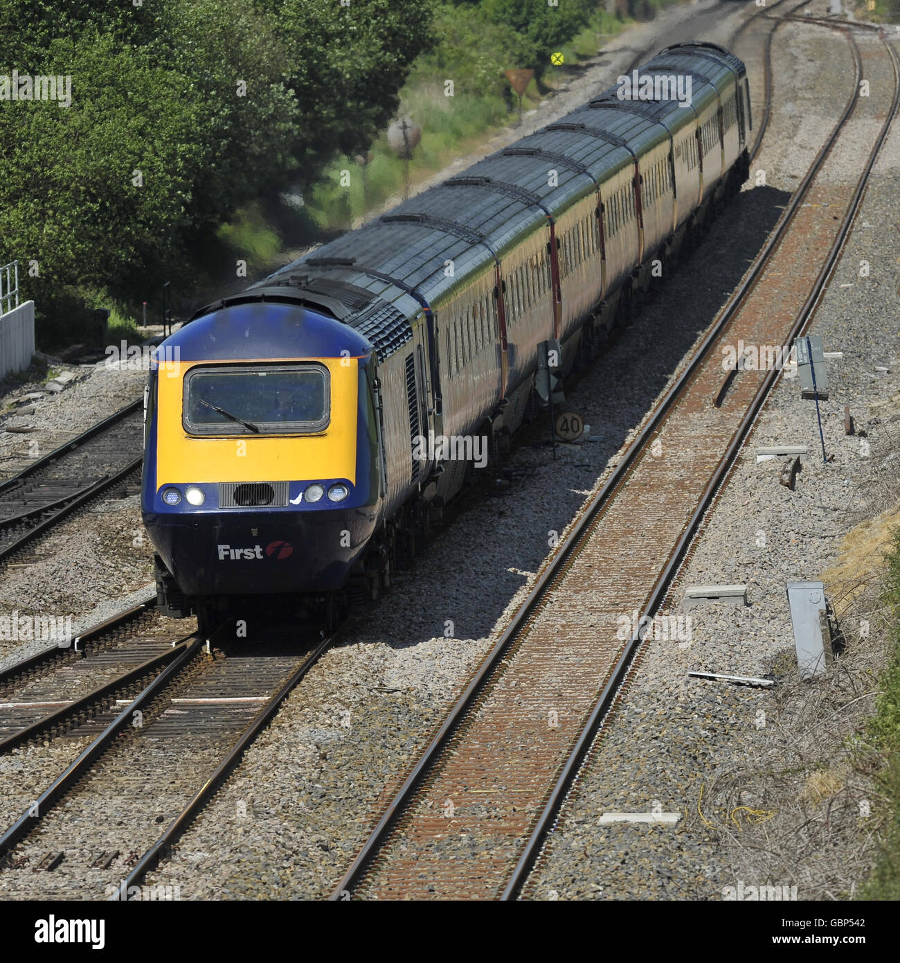 Ein erster Zug fährt vom Severn Tunnel in Richtung Pilning im West Country. Stockfoto