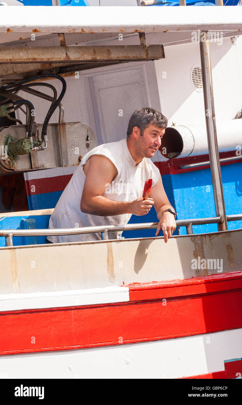 Fischerboot im Hafen von Comillas Nordspanien Bild Mann Stockfoto
