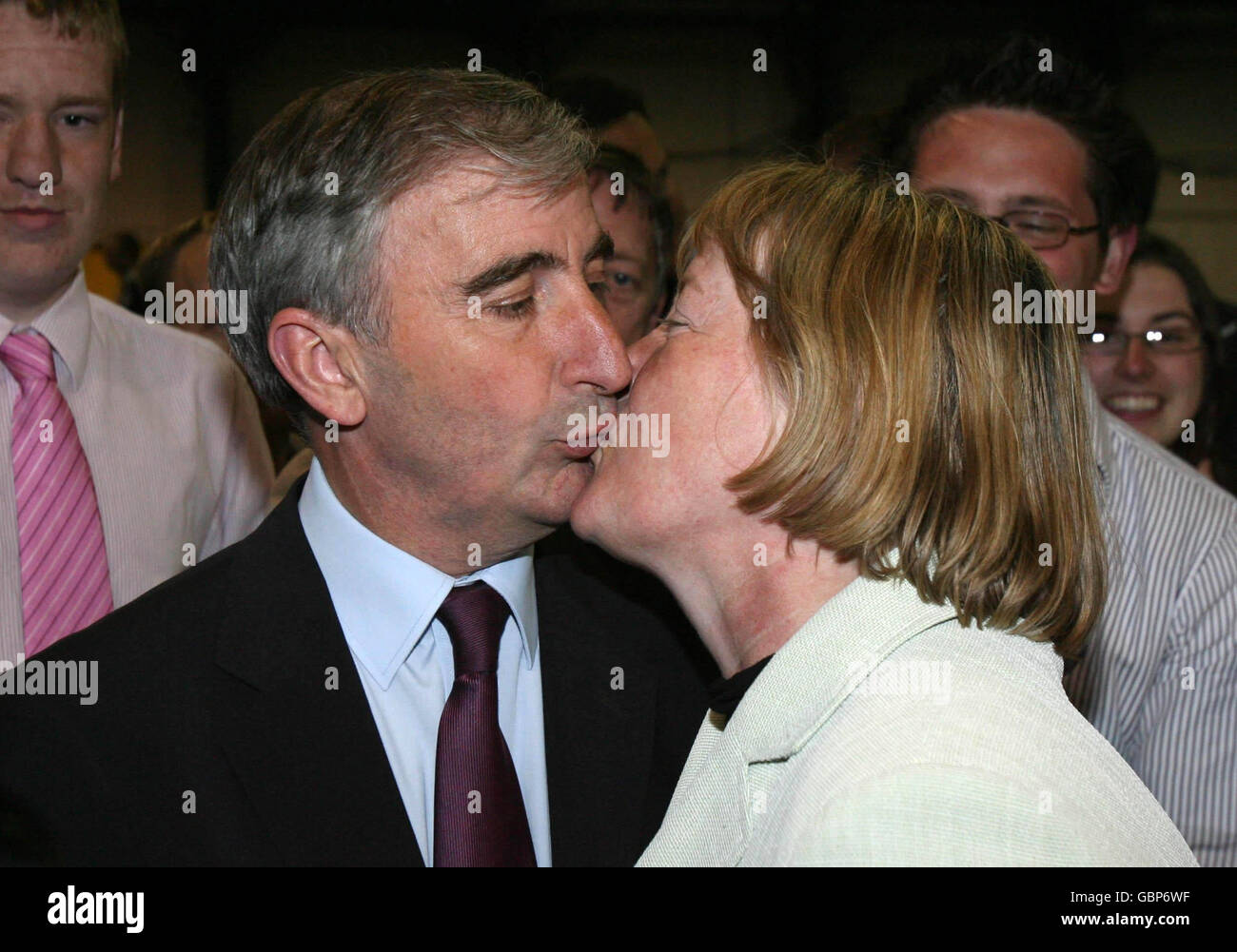 Fine Gaels Gay Mitchell wird von seiner Frau Norma geküsst Nach seiner Wahl in den Dublin-Wahlkreis in Europa Wahlen bei der RDS in Dublin heute Stockfoto