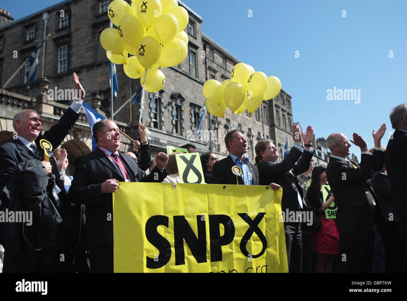 Unterstützer der Scottish National Party versammeln sich auf der Royal Mile in Edinburgh für die Ergebnisse der Europawahl. Stockfoto