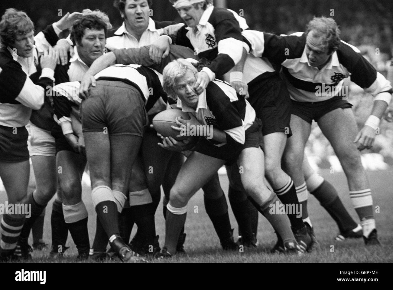 Rugby Union - British Lions / Barbaren - Twickenham. Der Barbar Jean Pierre Rives wird von einem Teamkollegen ausgemerzt, als er versucht, sich von einem Gedränge mit Besitz zu lösen. Stockfoto