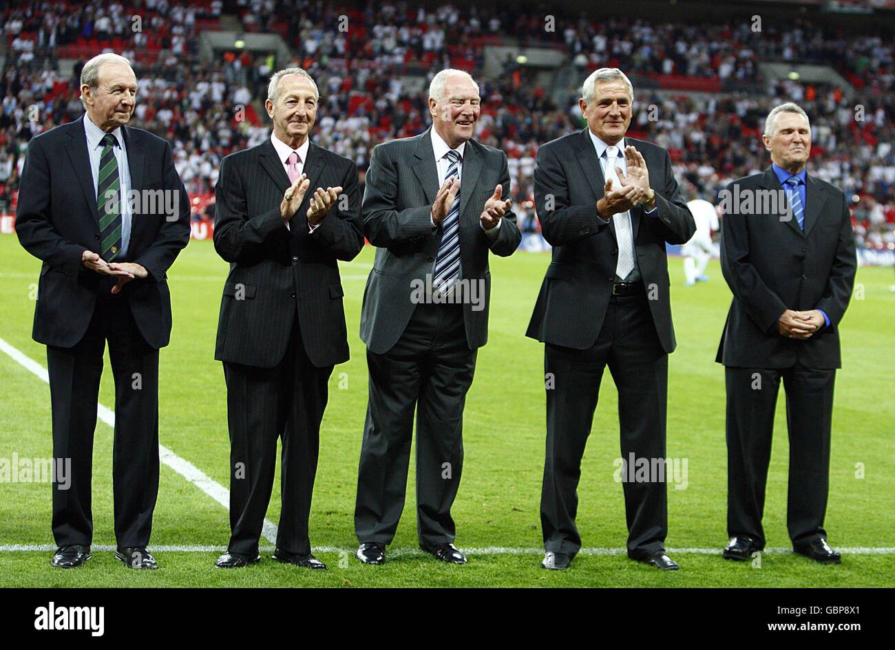 L-R: Jimmy Armfield, Gerry Byrne, Ron Flowers, Norman Hunter und Terry Paine zur Halbzeit auf dem Platz, um ihre WM-Siegermedaillen 1966 zu sammeln. Stockfoto