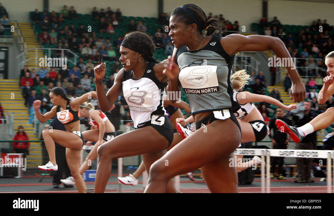 Tasha Danvers aus dem Süden Londons gewinnt die 100-Meter-Hürden neben Gemma Bennett, dem dritten Platz, während des Super 8-Treffens im Cardiff International Athletics Stadium in Cardiff. Stockfoto