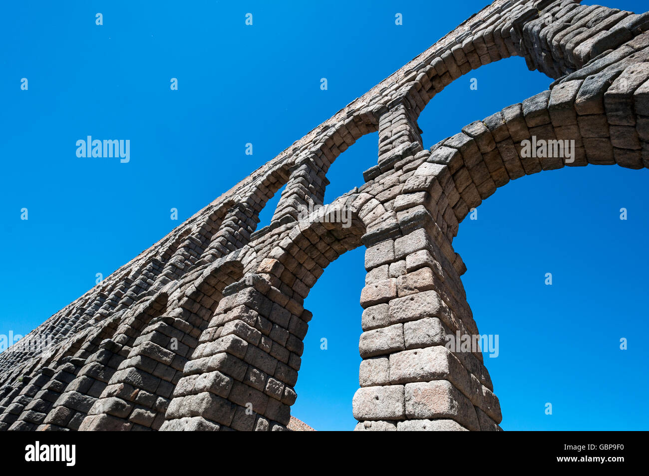 Blick auf das Aquädukt von Segovia, Spanien. Es ist eine römische Wasserleitung und der Zeitpunkt der Errichtung nicht endgültig bestimmt werden Stockfoto