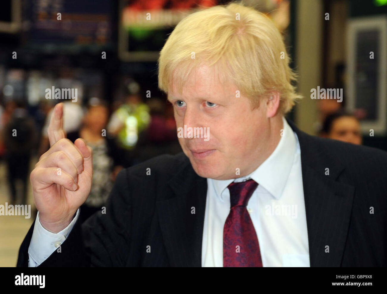 Der Bürgermeister von London, Boris Johnson, enthüllt Pläne, London während des U-Bahnstreiks am Bahnhof London Bridge, Railway Approach London, in Bewegung zu halten. Stockfoto