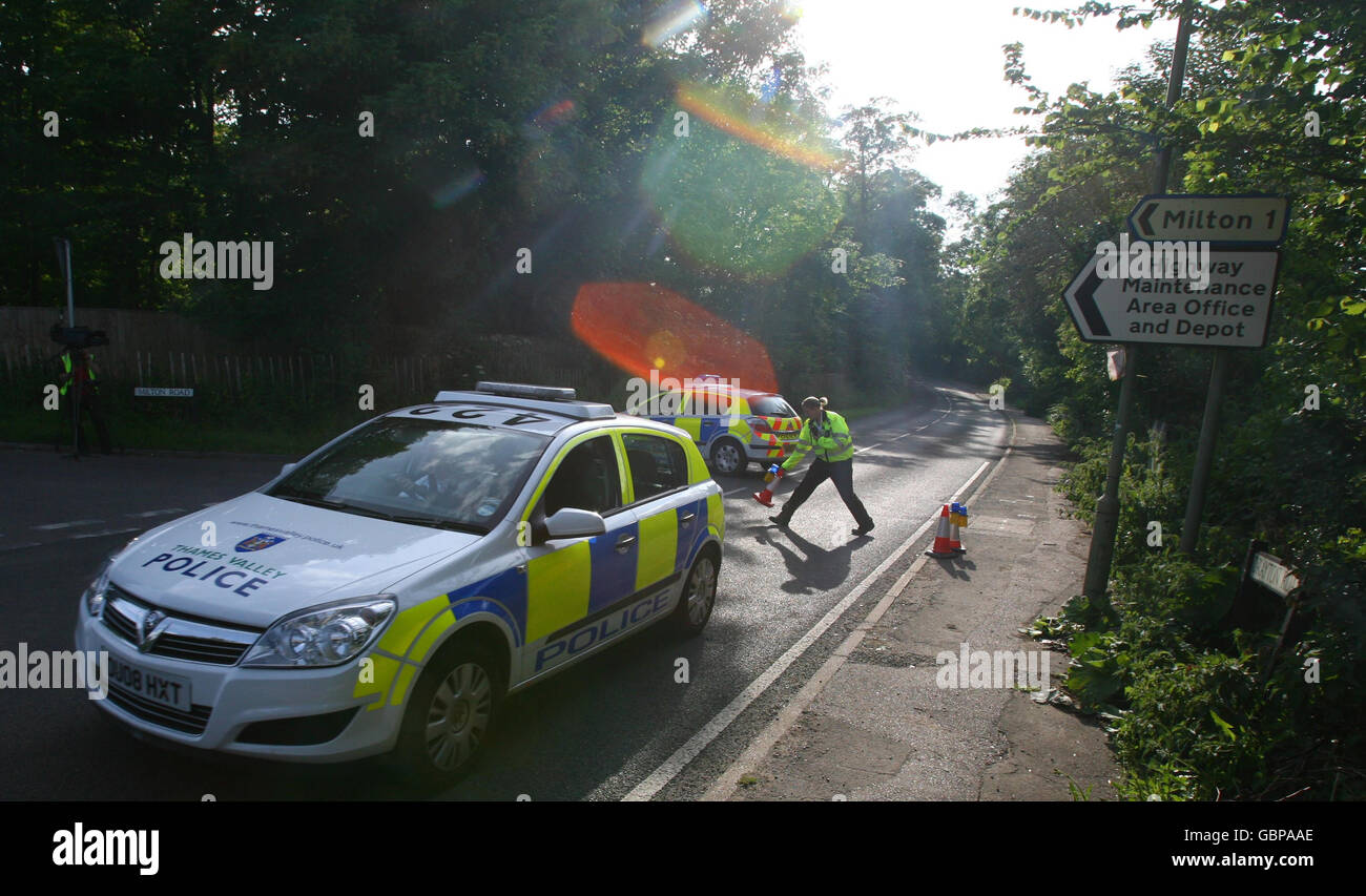 Die Polizei schließt eine Straße in Sutton Courtenay in der Nähe von Abingdon in Oxfordshire, in der Nähe von zwei Menschen, die heute bei einem Flugzeugabsturz getötet wurden, als ihr Trainingsflugzeug der RAF mit einem Segelflugzeug kollidierte. Stockfoto