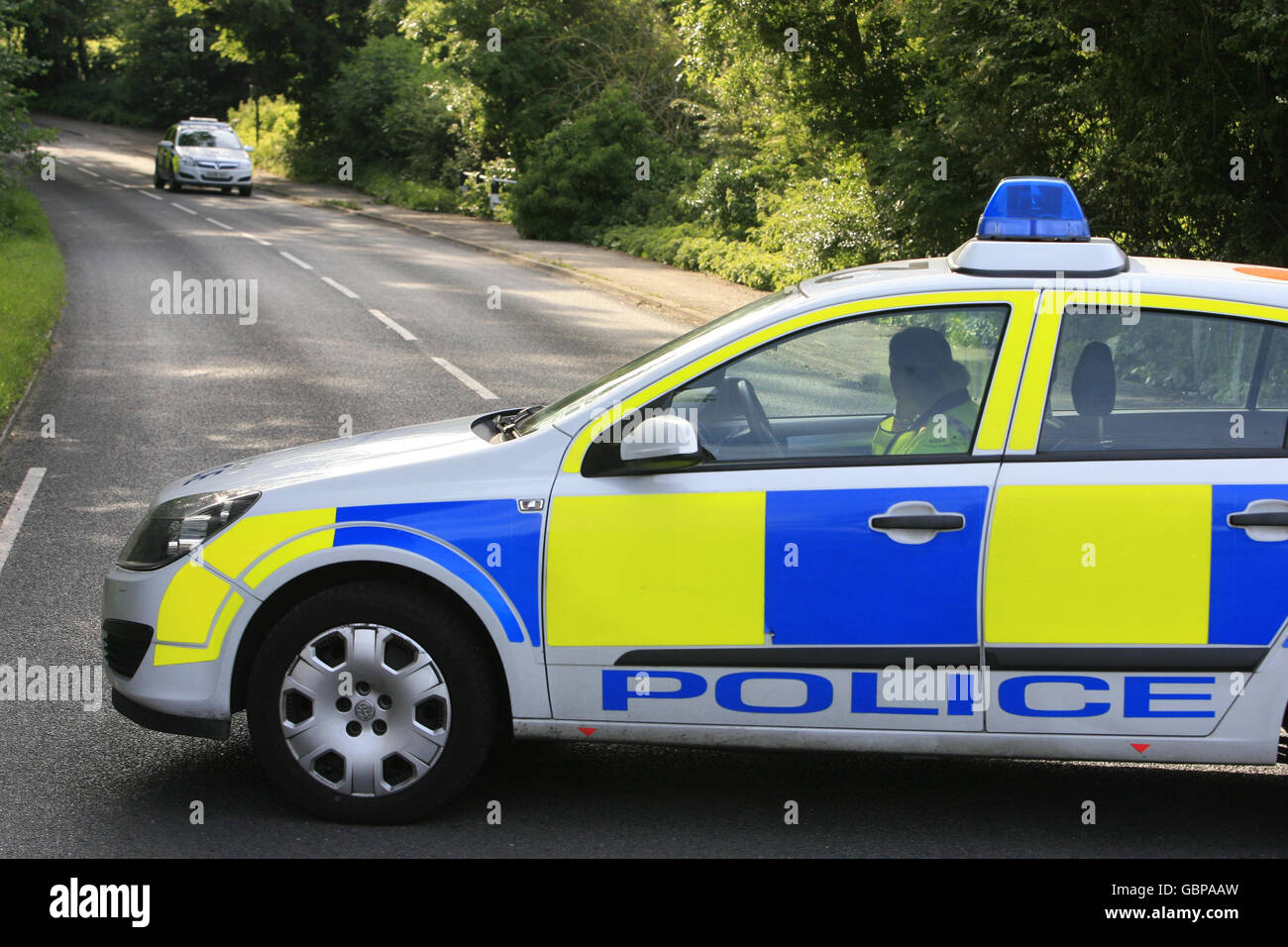 Die Polizei schließt eine Straße in Sutton Courtenay in der Nähe von Abingdon in Oxfordshire, in der Nähe von zwei Menschen, die heute bei einem Flugzeugabsturz getötet wurden, als ihr Trainingsflugzeug der RAF mit einem Segelflugzeug kollidierte. Stockfoto