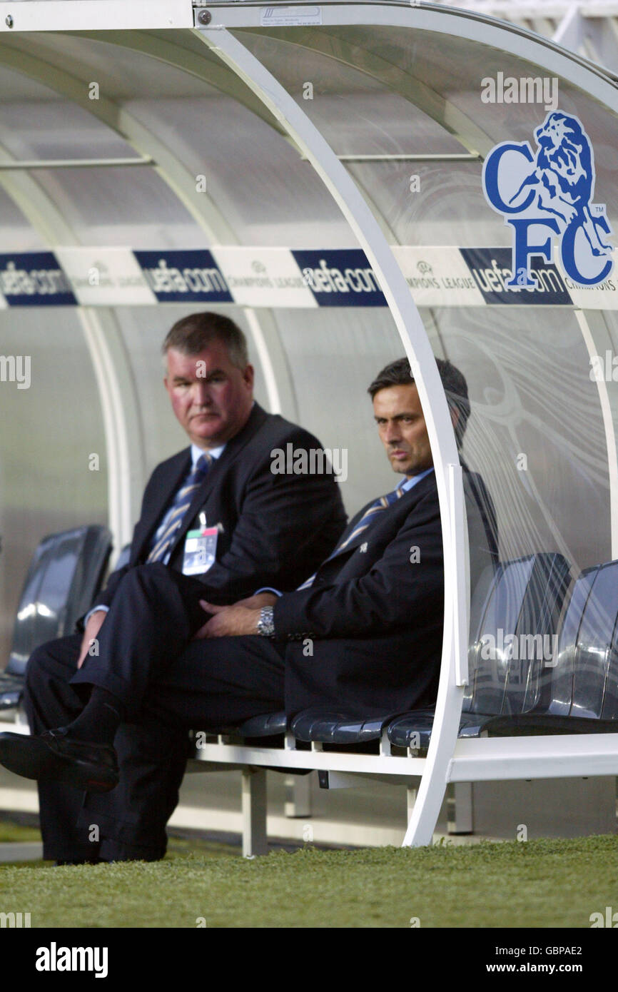 Fußball - UEFA Champions League - Gruppe H - Paris Saint Germain gegen Chelsea. Chelseas Manager Jose Mourinhoauf der Bank für das Spiel gegen Paris Saint Germain Stockfoto